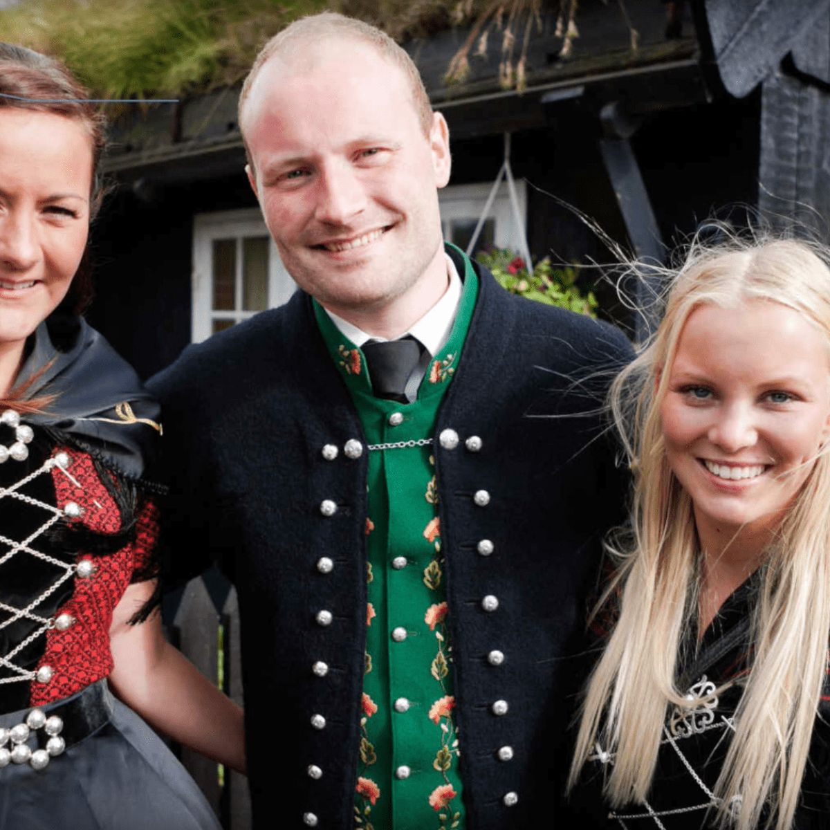 Sólja og Durita fortæller om veje, festivaller, nationaldag og&nbsp;nationaldragt